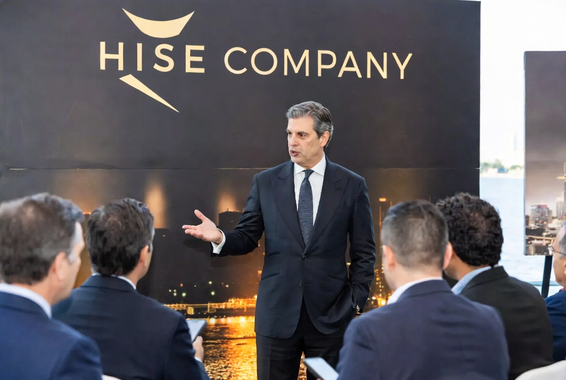 ceo presentando empresa con marca visible en evento empresarial exclusivo miami patrocinador lider internacionalizacion empresas win2win