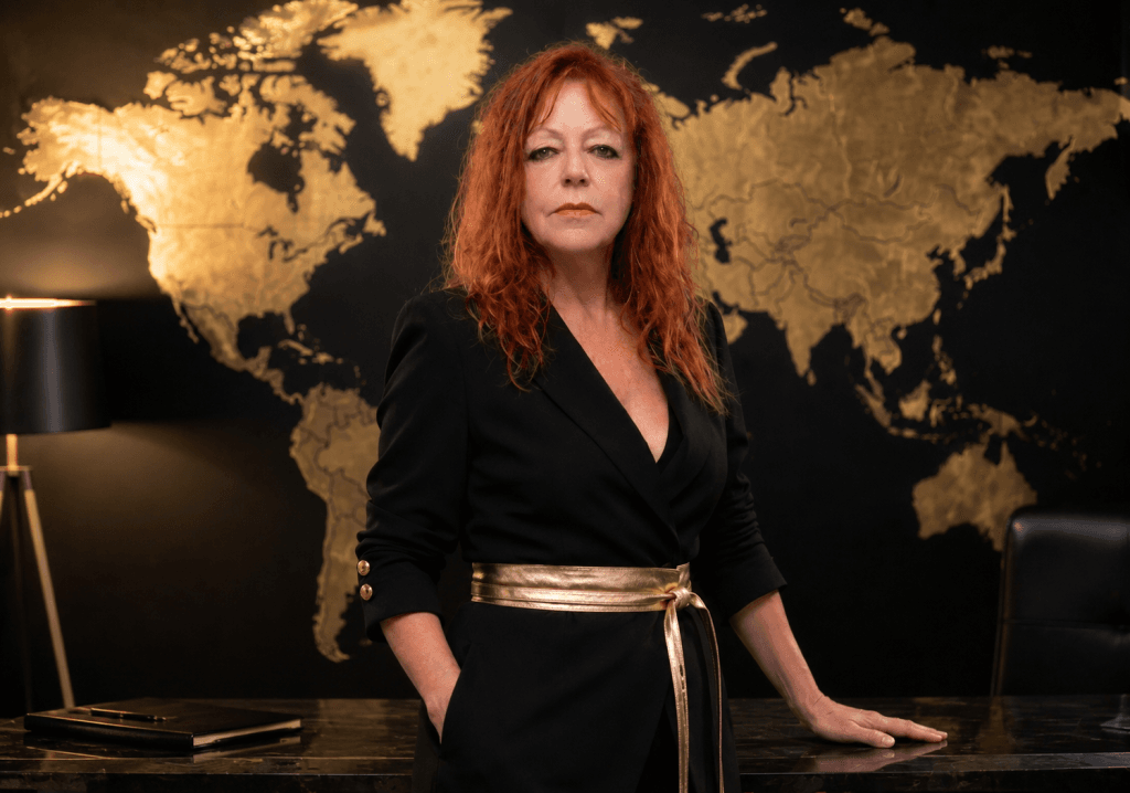 Lidia Arrocha en un entorno empresarial internacional reflexionando sobre liderazgo, comunicación estratégica y el crecimiento de las empresas modernas.