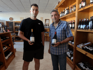 Agustín Labrador y su hijo, nueva generación de Dominio de la Sierra, con vinos de la bodega familiar de la Sierra de Salamanca