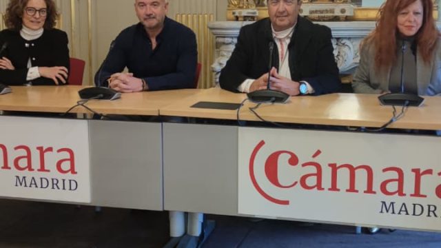 Encuentro institucional en la Cámara de Comercio de Madrid con Jorge Viñals, Raúl Herrero y Esther, en un espacio orientado al diálogo y la colaboración empresarial. encuentro institucional camara de comercio de madrid rapsodia empresas
